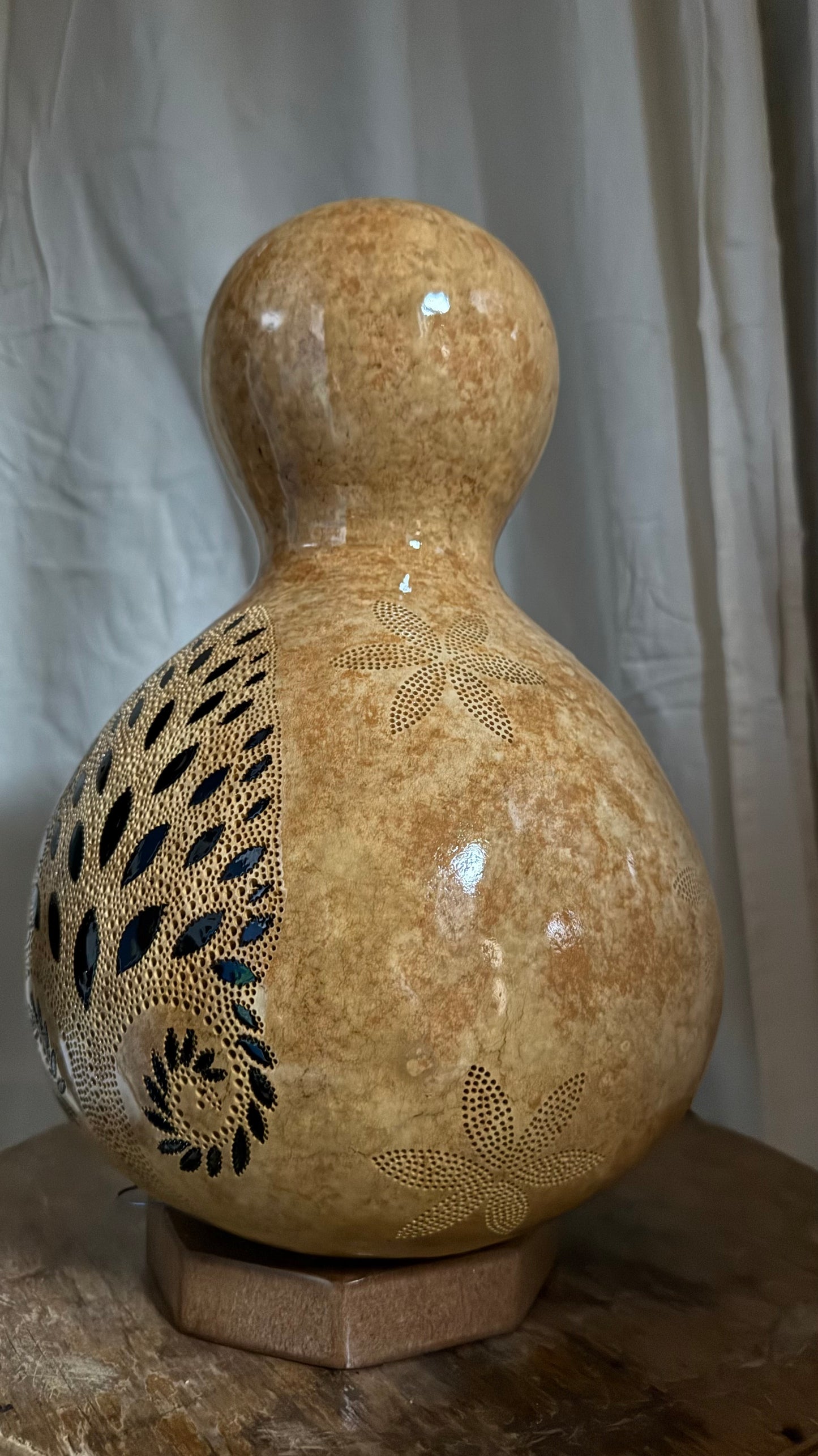 Lámpara de calabaza con árbol y flores encantadoras
