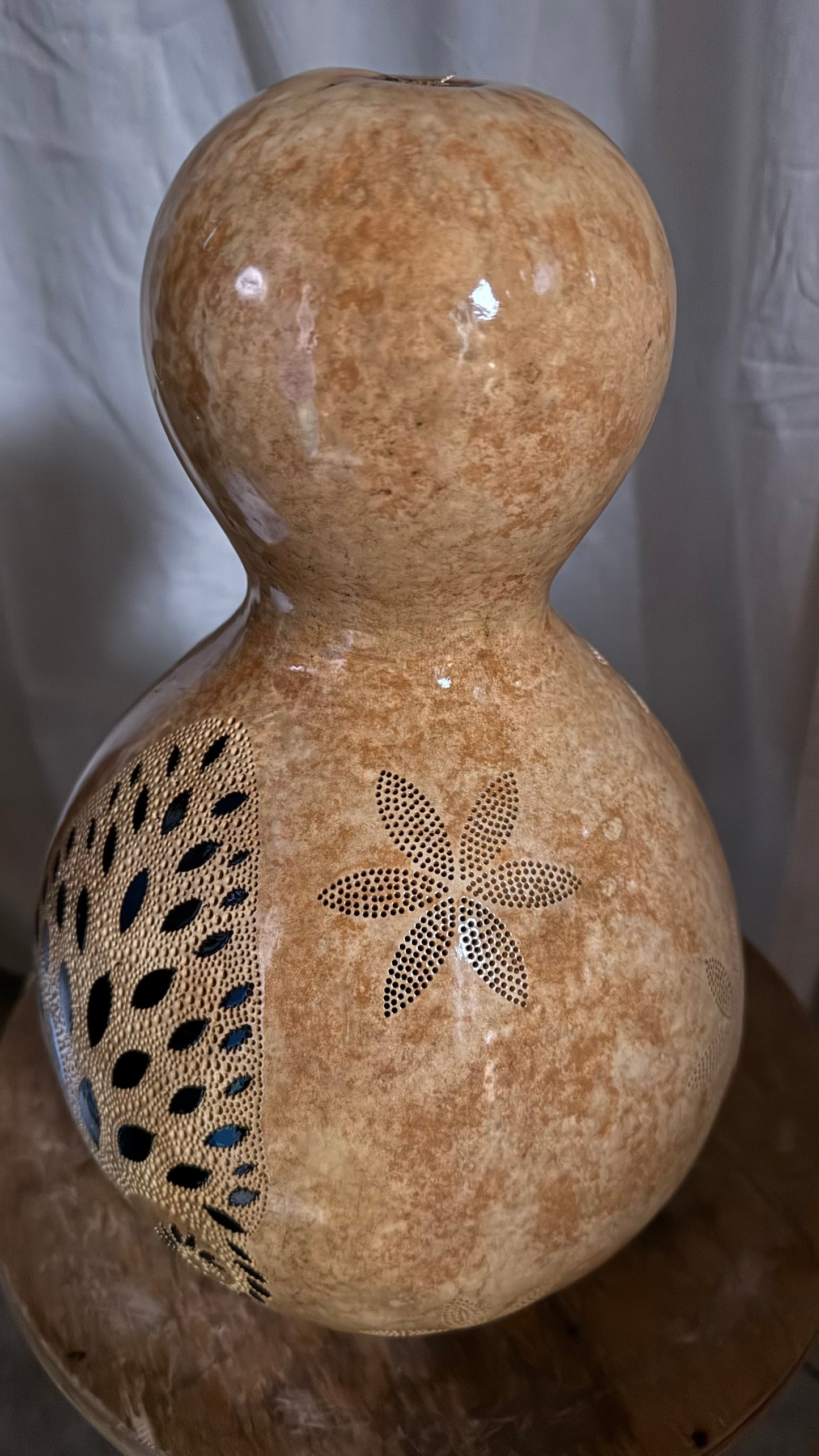 Lámpara de calabaza con árbol y flores encantadoras