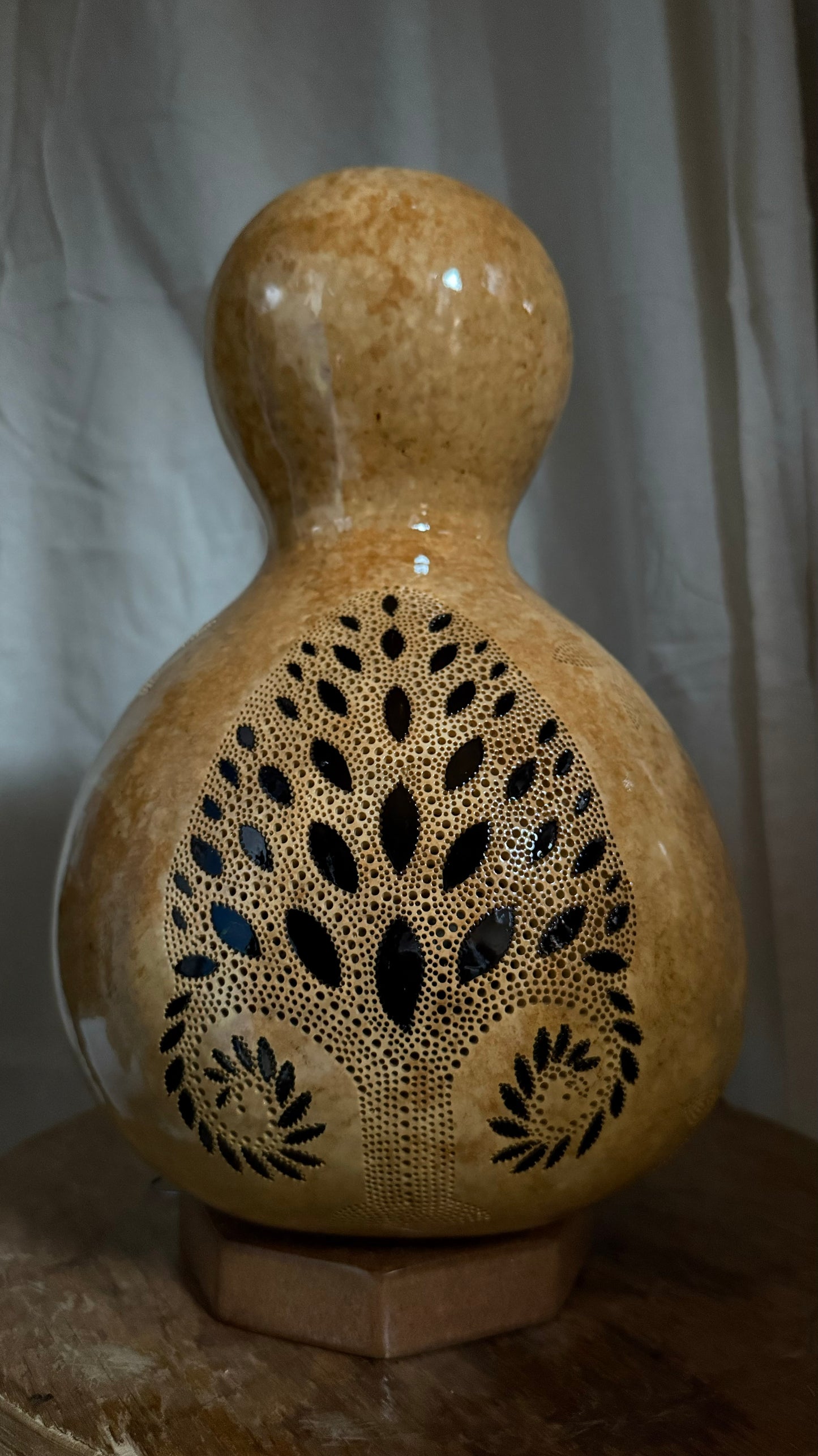 Lámpara de calabaza con árbol y flores encantadoras