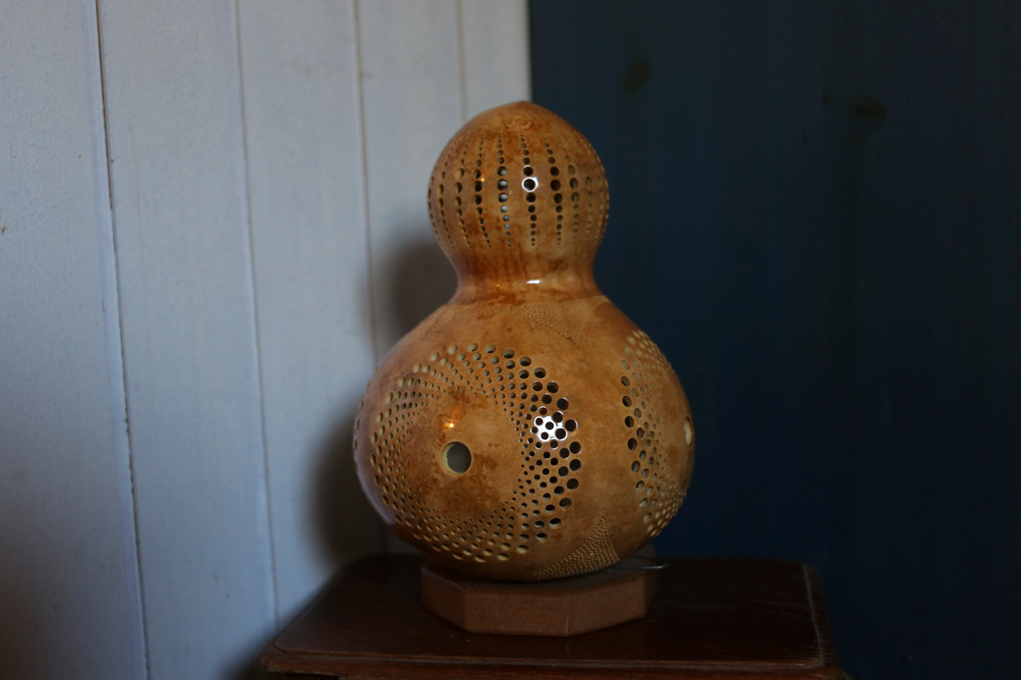 Lámpara de calabaza con resplandor tranquilo