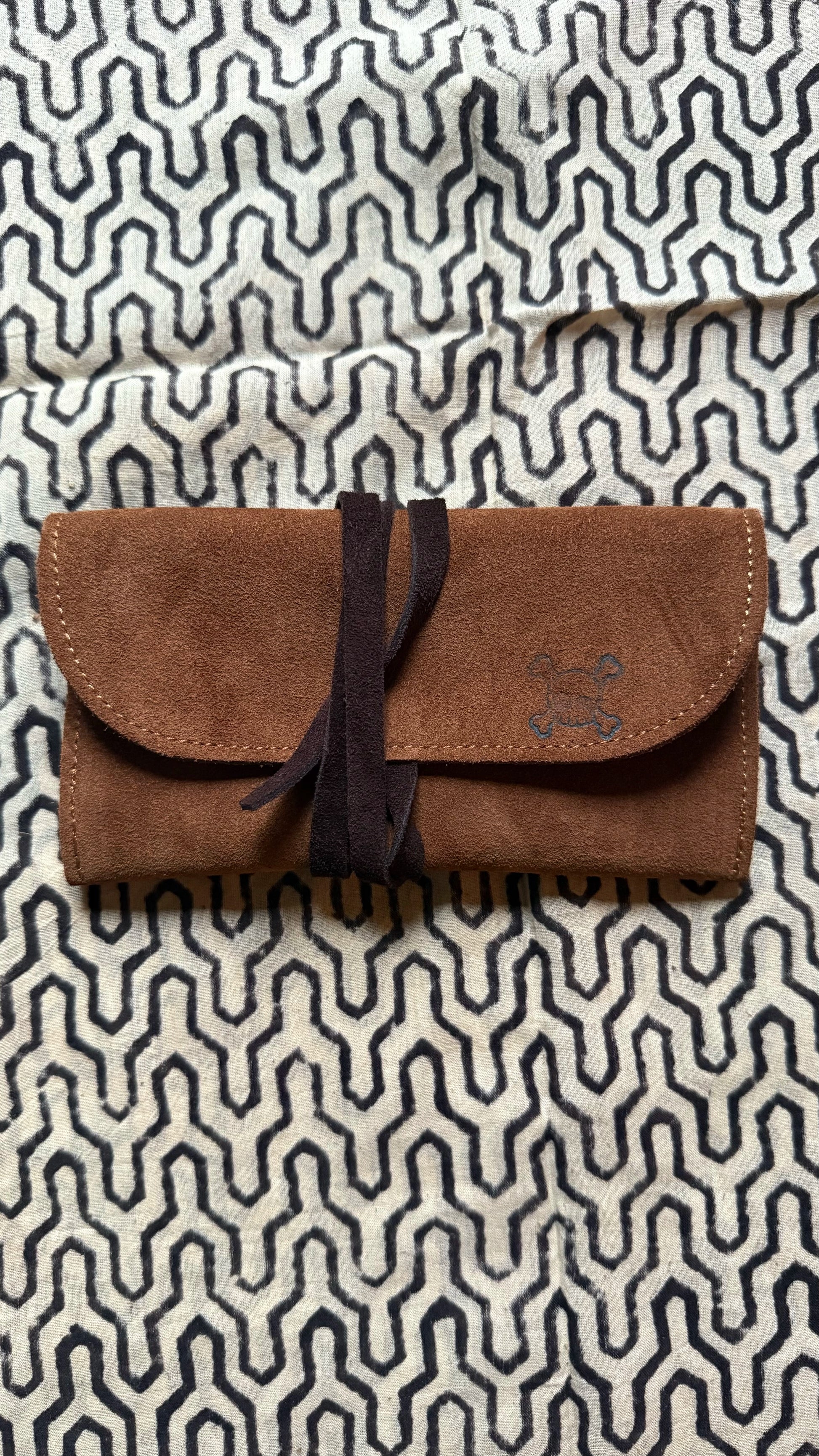 Leather tobacco pouch, premium tobacco pouch, durable leather pouch, stylish tobacco storage, elegant leather accessory, handcrafted tobacco holder, quality leather pouch.
