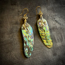 Chargez l&#39;image dans la visionneuse de la galerie, Shell • Brass • Earrings • Bali