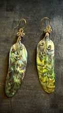 Chargez l&#39;image dans la visionneuse de la galerie, Shell • Brass • Earrings • Bali