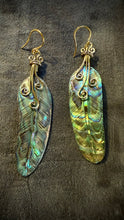 Chargez l&#39;image dans la visionneuse de la galerie, Shell • Brass • Earrings • Bali