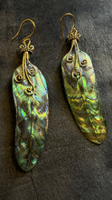 Chargez l&#39;image dans la visionneuse de la galerie, Shell • Brass • Earrings • Bali