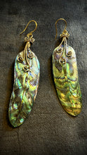 Chargez l&#39;image dans la visionneuse de la galerie, Shell • Brass • Earrings • Bali