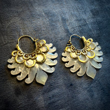 Chargez l&#39;image dans la visionneuse de la galerie, Shell • Brass • Earrings • Bali