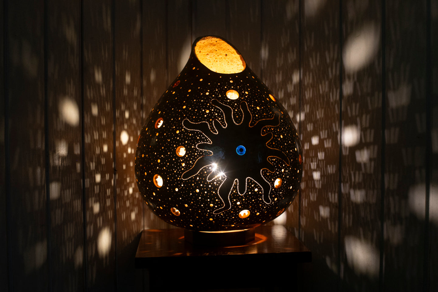 Calabash lamps, online sale, Switzerland, decorative lighting, handmade lamps, unique designs, ambient illumination, gourd artistry, Swiss decor, artisanal lighting, crafted elegance, Swiss interiors, natural ambiance, buy calabash lamps, Swiss craftsmanship, interior design, lighting fixtures, Swiss home decor, shopping online, authentic gourd lamps.