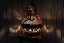 Chargez l&#39;image dans la visionneuse de la galerie, Sun Flower Gourd Lamp