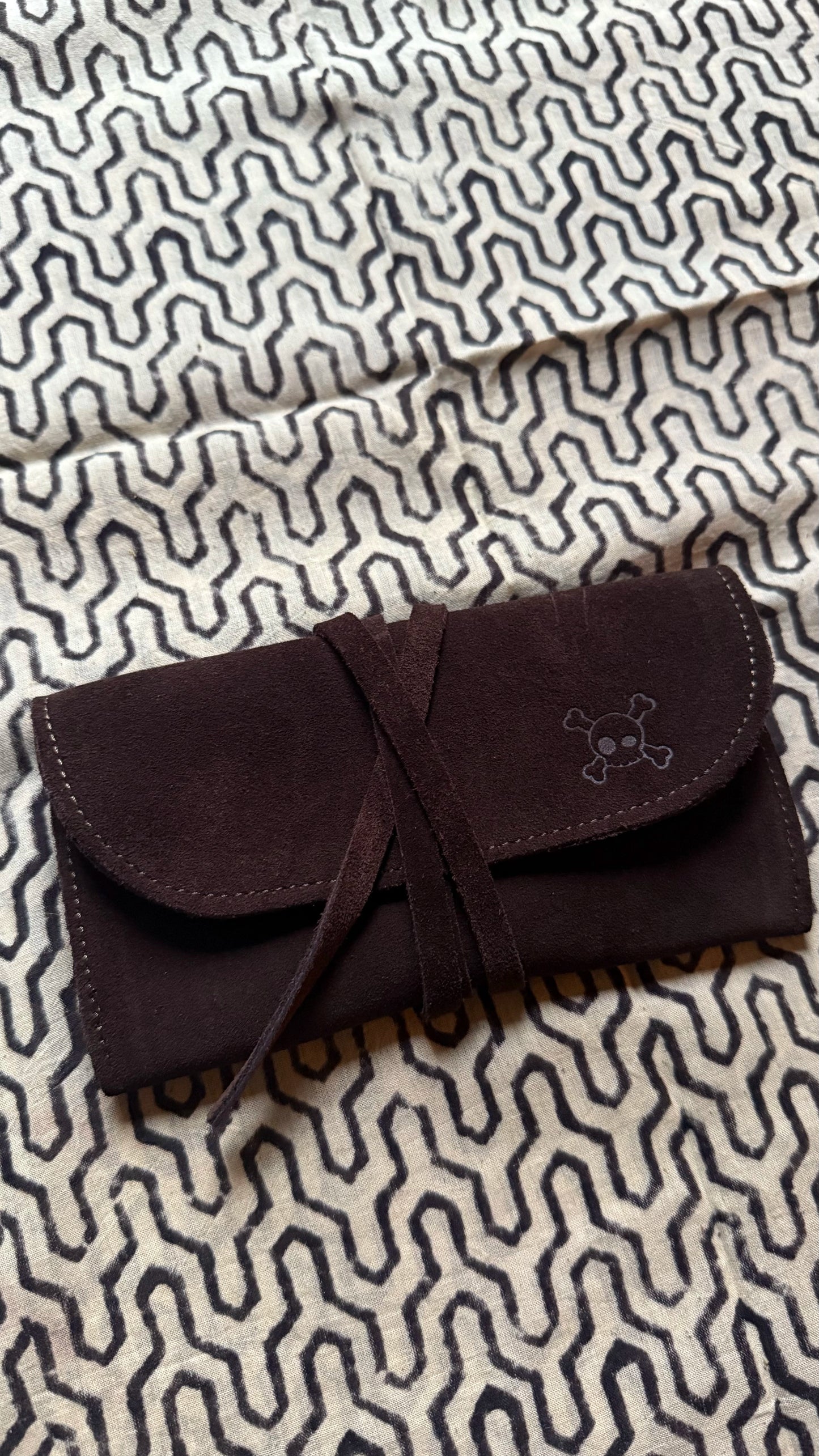 Leather tobacco pouch, premium tobacco pouch, durable leather pouch, stylish tobacco storage, elegant leather accessory, handcrafted tobacco holder, quality leather pouch.