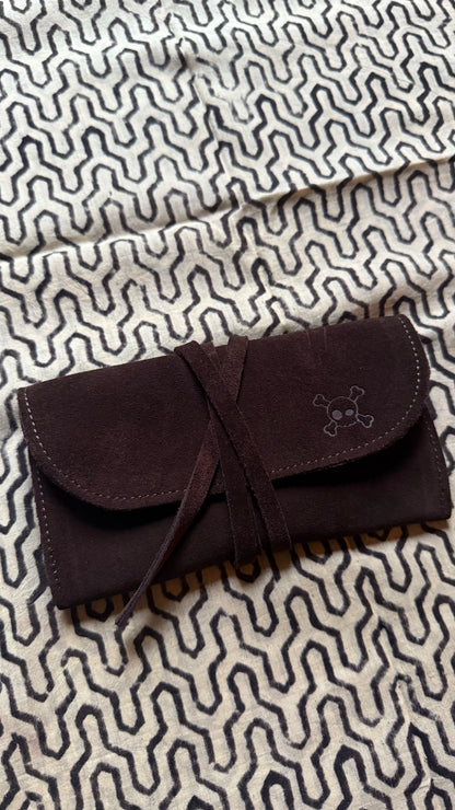 Leather tobacco pouch, premium tobacco pouch, durable leather pouch, stylish tobacco storage, elegant leather accessory, handcrafted tobacco holder, quality leather pouch.