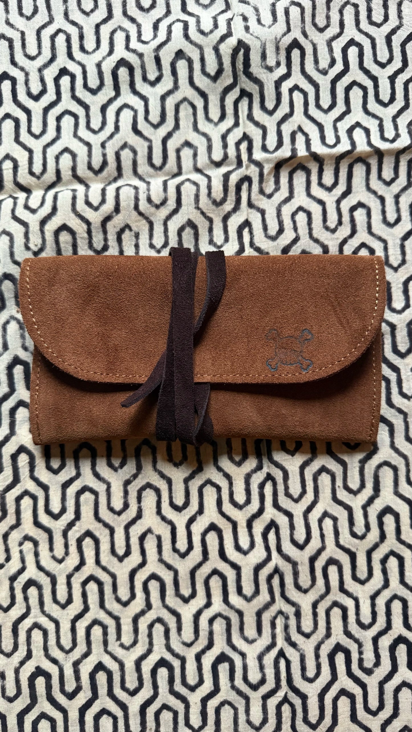 Leather tobacco pouch, premium tobacco pouch, durable leather pouch, stylish tobacco storage, elegant leather accessory, handcrafted tobacco holder, quality leather pouch.