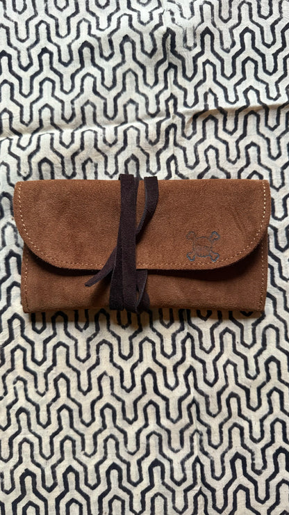 Leather tobacco pouch, premium tobacco pouch, durable leather pouch, stylish tobacco storage, elegant leather accessory, handcrafted tobacco holder, quality leather pouch.