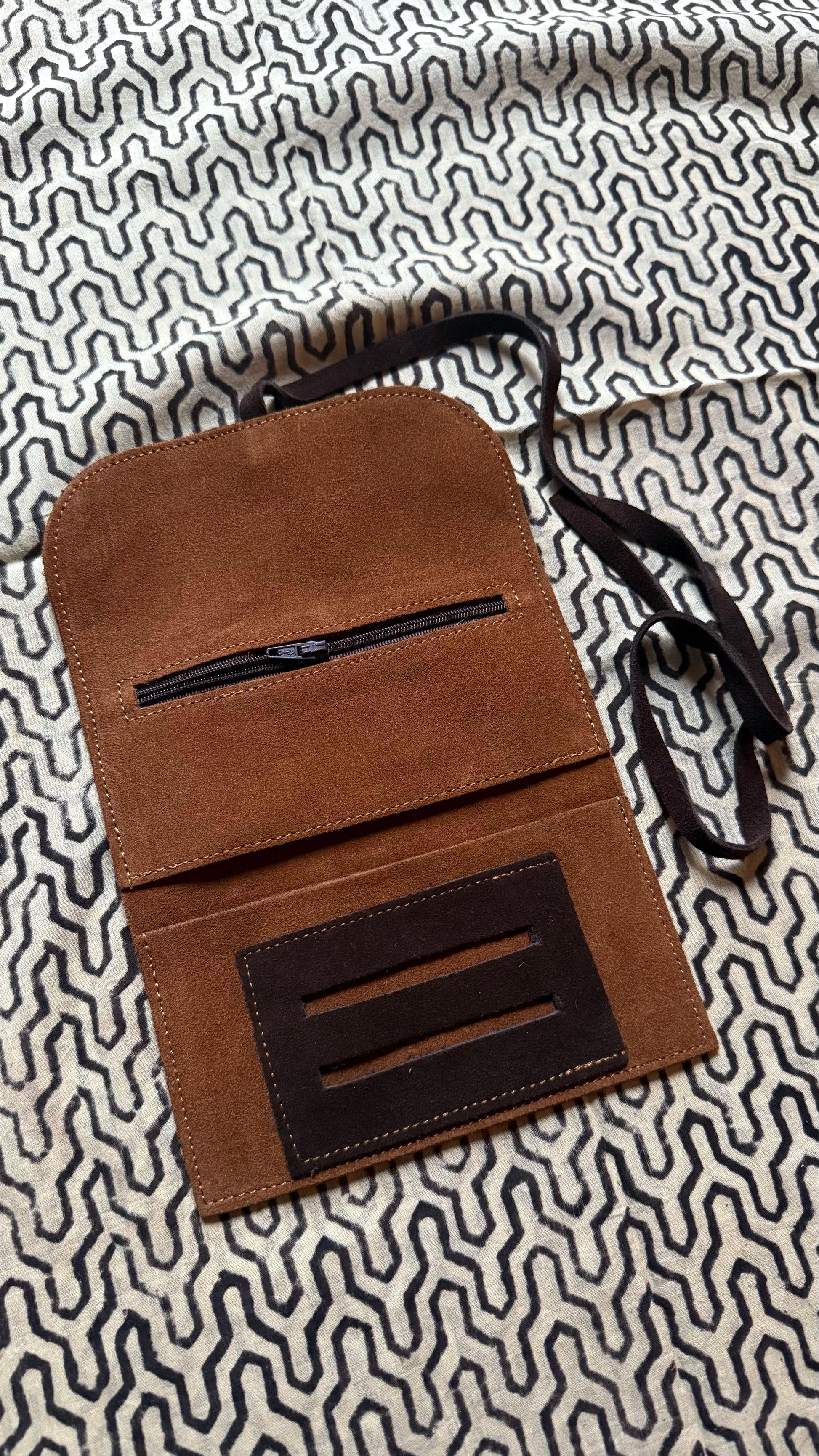 Leather tobacco pouch, premium tobacco pouch, durable leather pouch, stylish tobacco storage, elegant leather accessory, handcrafted tobacco holder, quality leather pouch.