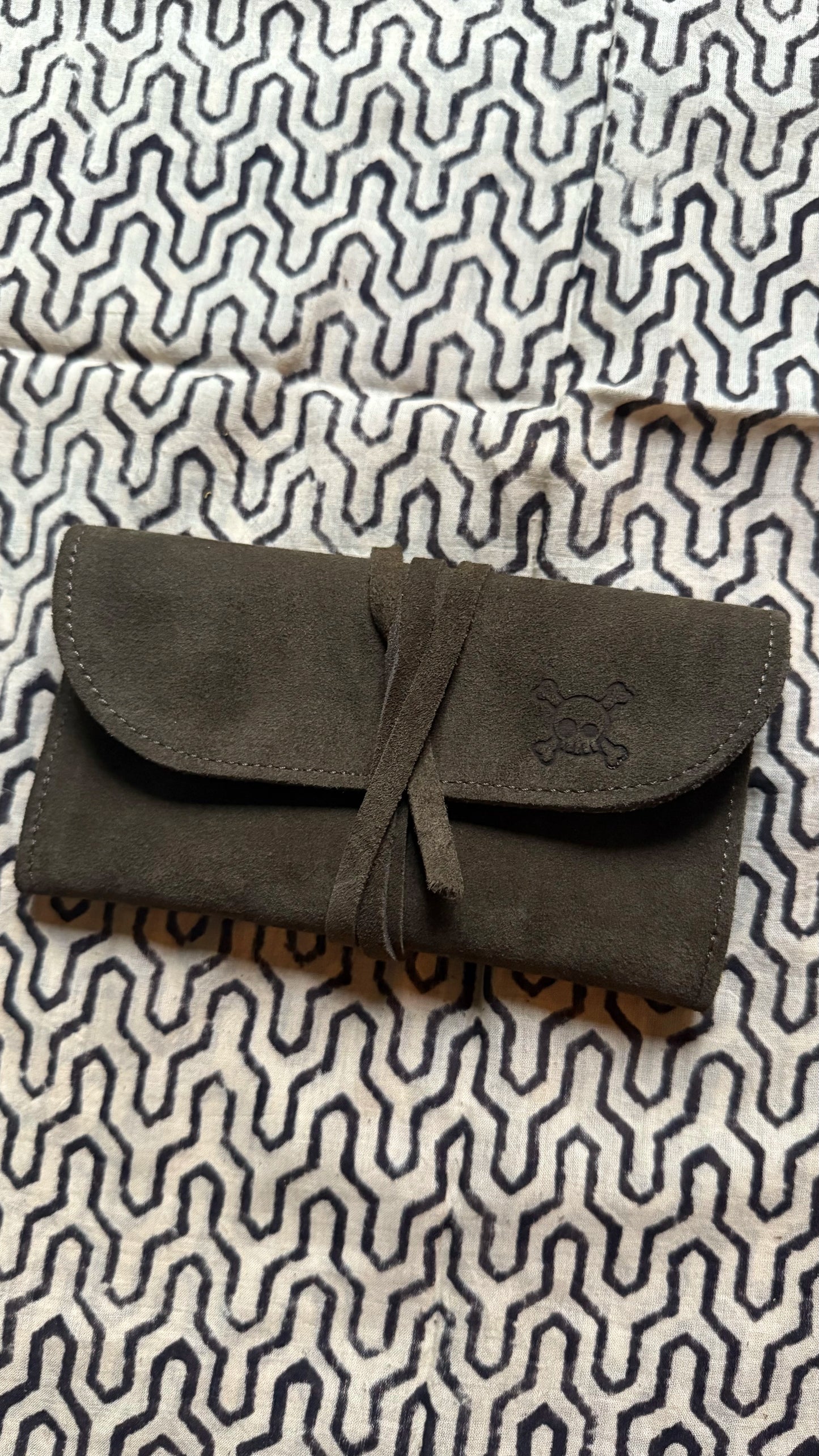 Leather tobacco pouch, premium tobacco pouch, durable leather pouch, stylish tobacco storage, elegant leather accessory, handcrafted tobacco holder, quality leather pouch.