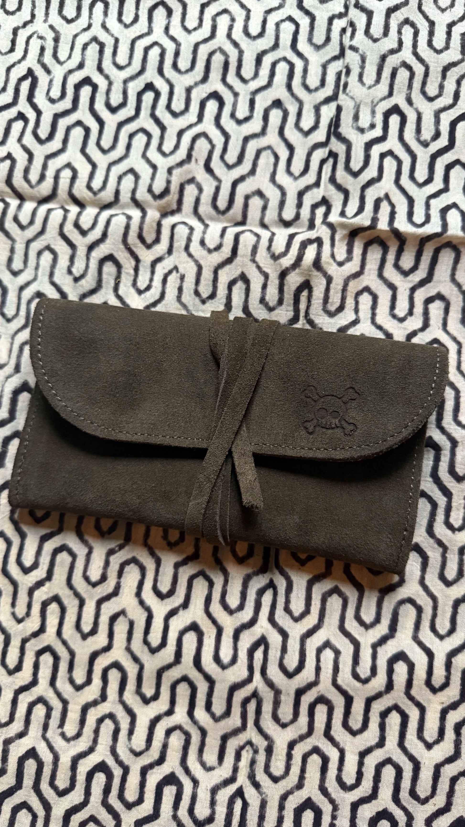 Leather tobacco pouch, premium tobacco pouch, durable leather pouch, stylish tobacco storage, elegant leather accessory, handcrafted tobacco holder, quality leather pouch.