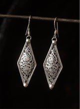 Chargez l&#39;image dans la visionneuse de la galerie, silver unique handmade traditional jewellery doti sutra 