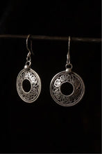 Chargez l&#39;image dans la visionneuse de la galerie, Newari handmade unique earrings. Great gift for her