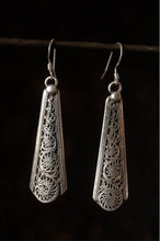 Chargez l&#39;image dans la visionneuse de la galerie, silver earrings newari handmade newari handcrafted earrings  