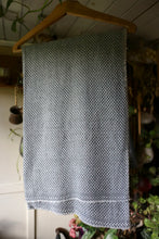 Chargez l&#39;image dans la visionneuse de la galerie, wool shawl, warm shawl, handmade shawl, doti sutra, shawl switzerland